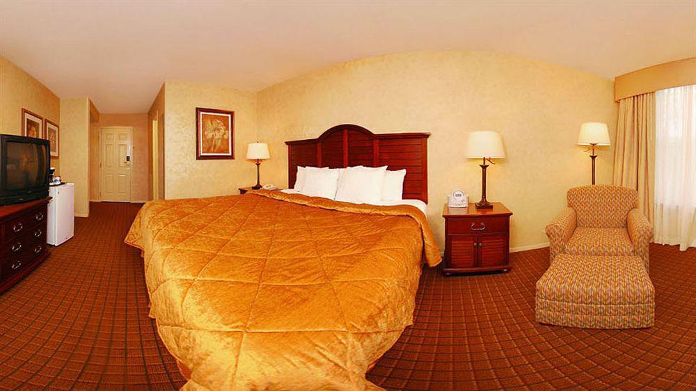 Quality Inn Pittsburgh Airport Oakdale Exterior photo